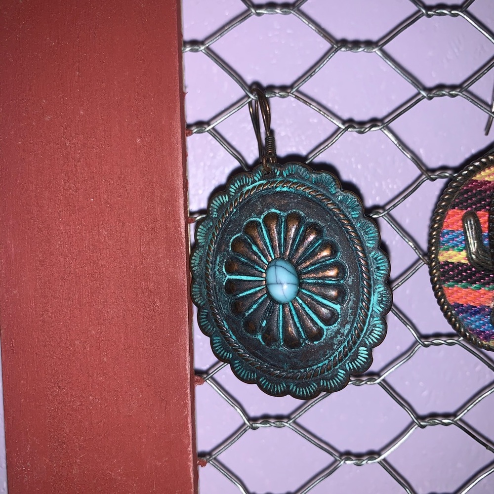 Pair of earrings with matching necklace conchos